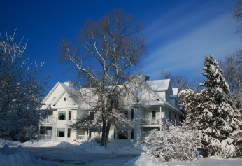 The Eagle harbor inn has romantic rooms, a pool, sauna, and conference center.
