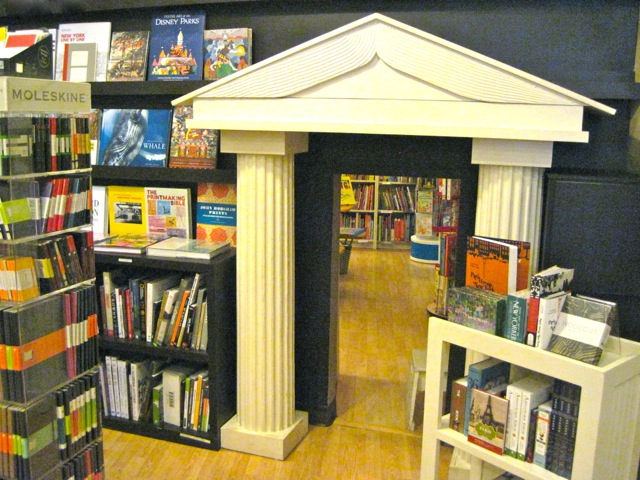 Entry into children's section ©Laurel Kallenbach