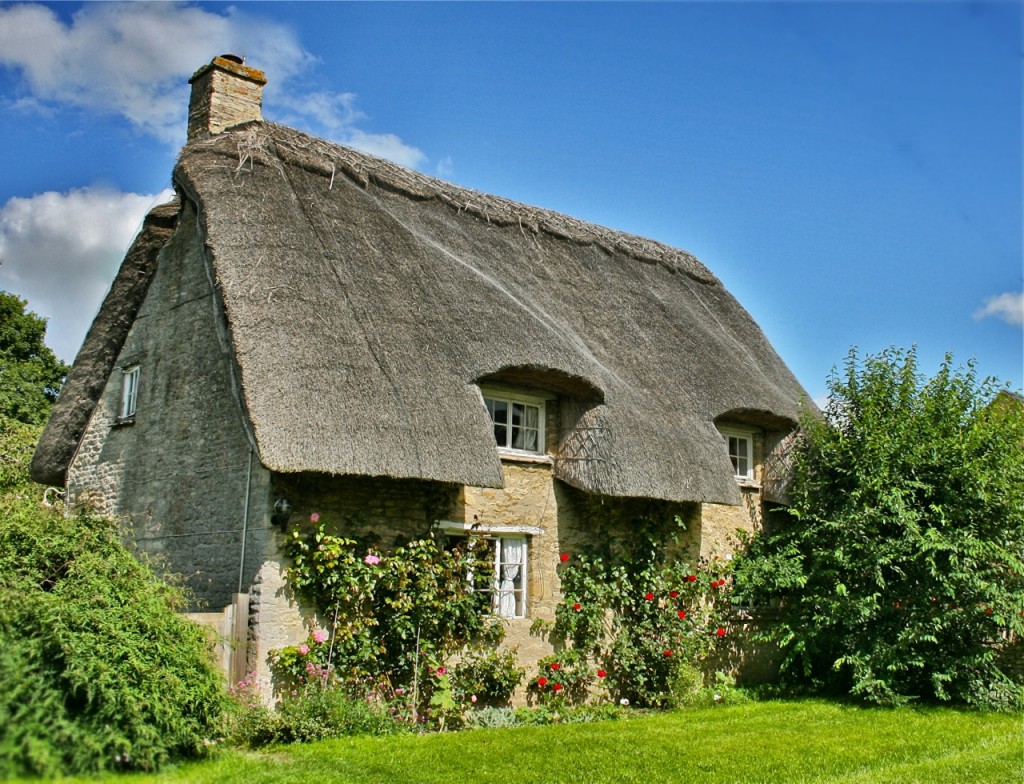Thatched cottage in Old Minster Lovell, Oxfordshire Cotswolds © Laurel Kallenbach
