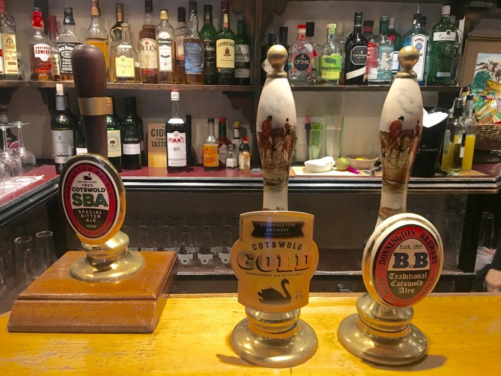 Cotswold ales on tap at the Queen's Head pub ©Laurel Kallenbach