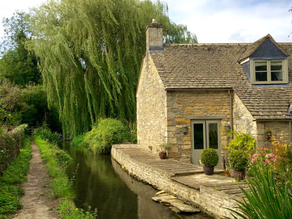 A house beside the River Windrush ©Laurel Kallenbach